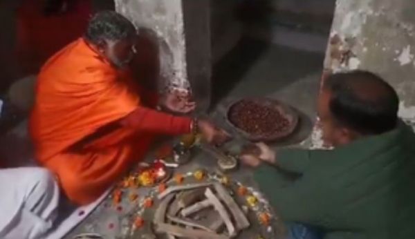 उत्तर प्रदेश के मुजफ्फरनगर में मिले मंदिर पर हुआ यज्ञ, मुस्लिमों ने की पुष्प वर्षा 