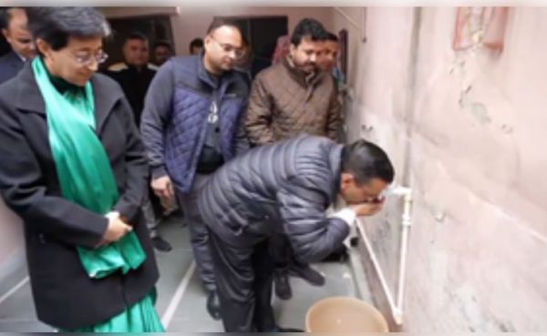 दिल्ली के पांडव नगर डीडीए फ्लैट से 24 घंटे साफ पानी की सप्लाई शुरू, केजरीवाल ने नल से पिया पानी 