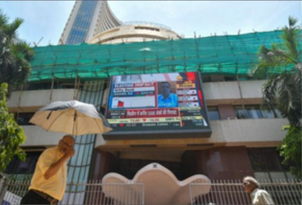 क्रिसमस से पहले सपाट बंद हुआ शेयर बाजार; निफ्टी 23,750 के नीचे फिसला 