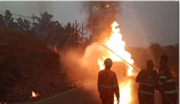 मुंबई: रायगढ़ जिले के खोपोली हाइवे पर एक टैंकर में लगी भीषण आग 