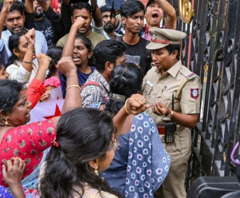 विश्वविद्यालय की छात्रा के ‘यौन उत्पीड़न’ के विरोध में एआईएडीएमके ने किया प्रदर्शन, नेता हिरासत में