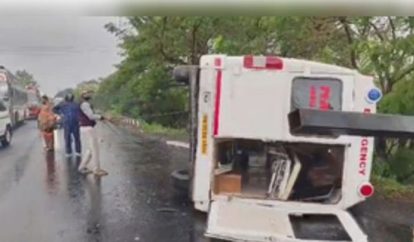 तमिलनाडु : तिरुपुर से चेन्नई जा रही एंबुलेंस राष्ट्रीय राजमार्ग पर पलटी