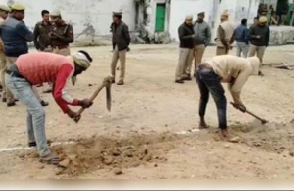 संभल की जामा मस्जिद के निकट बन रही पुलिस चौकी 