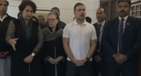 सोनिया, राहुल, प्रियंका गांधी ने मनमोहन सिंह को दी श्रद्धांजलि 