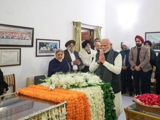 प्रधानमंत्री मोदी, सोनिया समेत शीर्ष नेताओं ने मनमोहन सिंह को उनके आवास पर श्रद्धांजलि दी