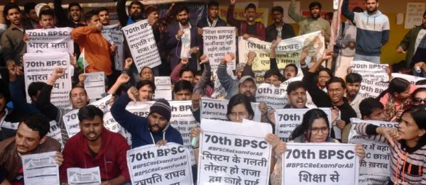 बिहार: प्रतियोगी परीक्षा देने वाले छात्रों पर लाठी क्यों?