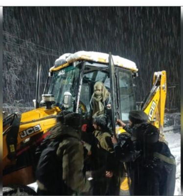 जम्मू कश्मीर : पिता की गुहार के बाद सेना ने बढ़ाया मदद का हाथ, गर्भवती को पहुंचाया अस्तपताल 