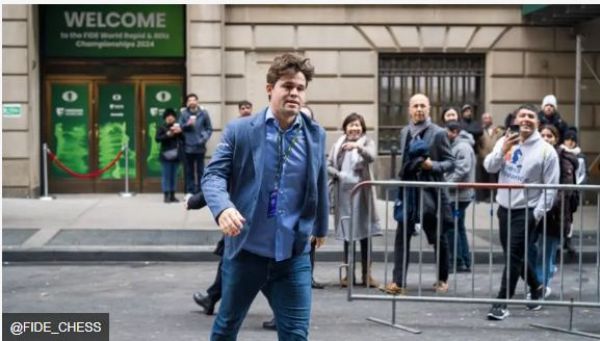 शतरंज के नंबर एक खिलाड़ी मैगनस कार्लसन जींस पहनने पर फिडे चैंपियनशिप से बाहर