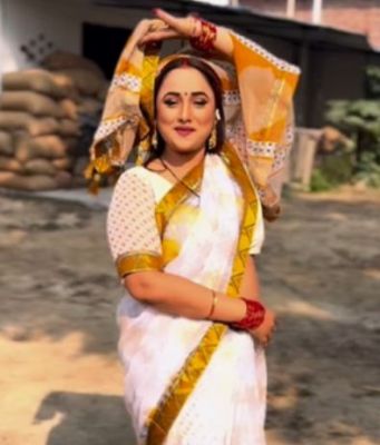 साड़ी पहन झूम के नाचीं भोजपुरी फिल्मों की स्टार रानी, प्रशंसक बैकग्राउंड पर हो गए फिदा