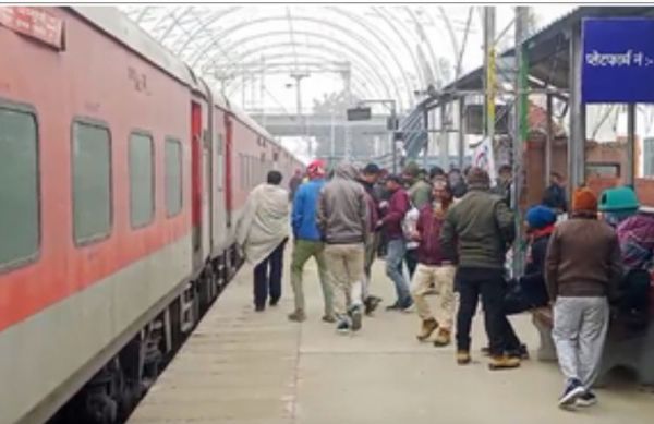 किसानों के धरने के कारण झेलम एक्सप्रेस को जालंधर कैंट पर रोका गया, यात्री बोले- 'खाना नहीं मिलने से हो रही परेशान' 