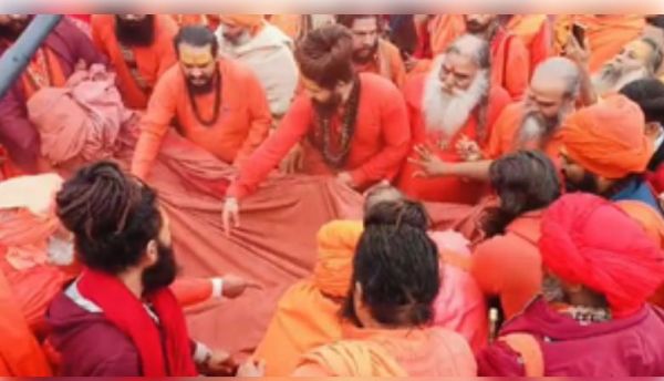 प्रयागराज महाकुंभ 2025 : श्री पंचायती निरंजनी अखाड़े ने स्थापित की धर्म ध्वजा