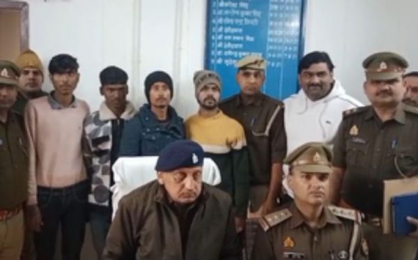 गाजियाबाद : जीआरपी की गिरफ्त में चार शातिर, लाखों के फोन, गहने और लैपटॉप बरामद 