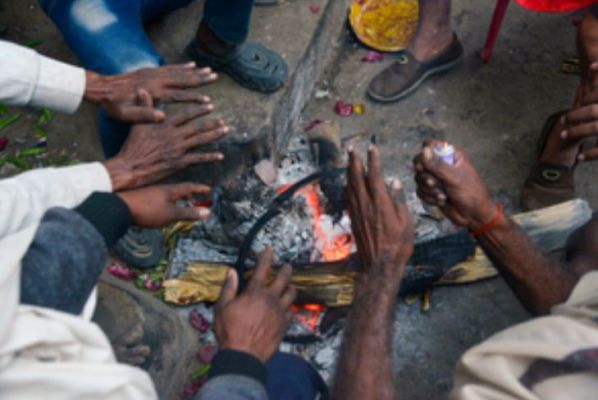 बिहार में तेज पछुआ हवा ने लोगों को ठंड से ठिठुराया, स्कूलों के भी समय बदले 