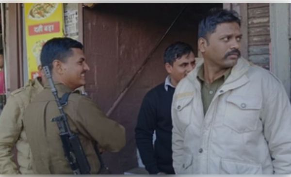 आयकर विभाग ने उत्कर्ष कोचिंग संस्थान में की छापेमारी, बच्चों को क्लासरूम से किया बाहर 