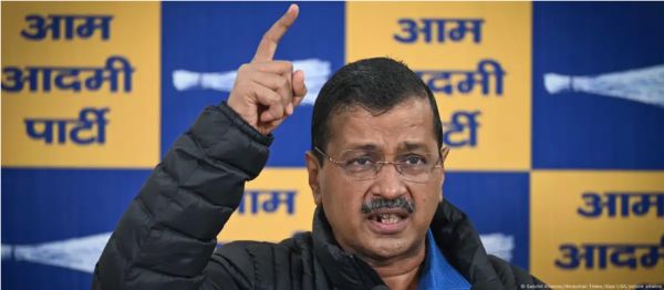 दिल्ली में केजरीवाल की योजनाओं पर विवादों की छाया