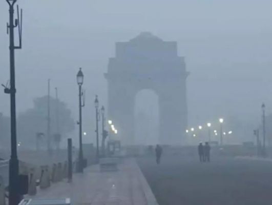 दिल्ली पर छाया घना कोहरा, न्यूनतम तापमान सात डिग्री सेल्सियस दर्ज