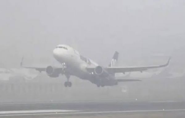 खराब मौसम के कारण दिल्ली हवाई अड्डे पर 100 से अधिक उड़ानों के परिचालन में देरी