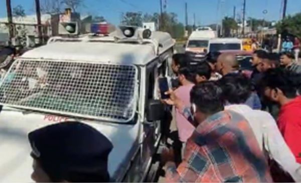 इंदौर : पीथमपुर में रासायनिक कचरा जलाए जाने के विरोध में दो युवकों ने की आत्मदाह की कोशिश