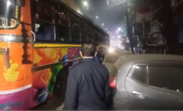 पूर्व क्रिकेटर सौरव गांगुली की बेटी सना सड़क दुर्घटना में बाल-बाल बचीं, बस ड्राइवर गिरफ्तार