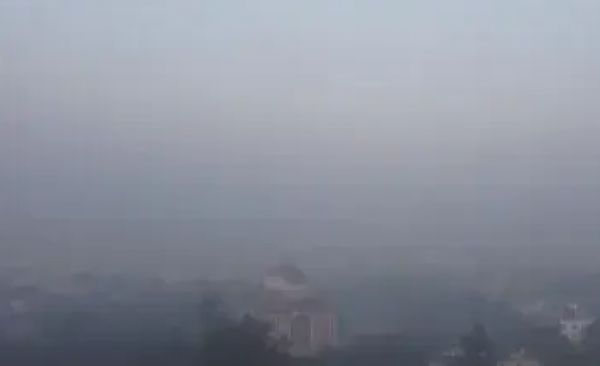 दिल्ली में लगातार दूसरे दिन छाया रहा घना कोहरा, रेल और हवाई सेवाएं प्रभावित