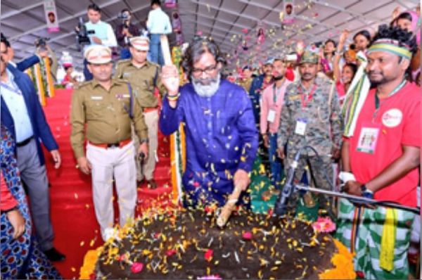 झारखंड के सीएम हेमंत सोरेन ने 56 लाख महिलाओं के बैंक खाते में ‘मंईयां सम्मान’ के 2,500 रुपए भेजे 