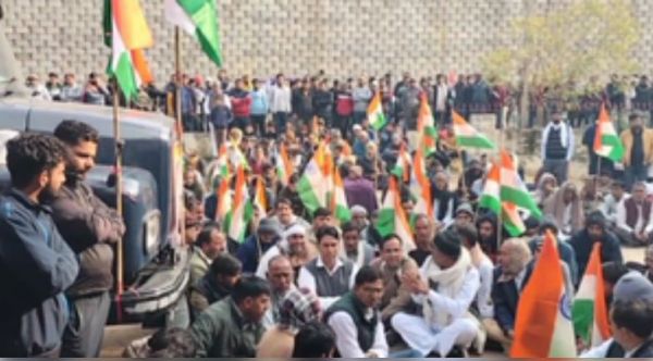 सीकर के रींगस में जवान सुल्तान सिंह बाजिया को शहीद का दर्जा देने की मांग को लेकर धरना 