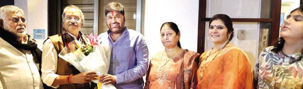 परिवार और मार्गदशकों का आशीर्वाद लेते हुए आकाश विग ने बड़ी सादगी से मनाया जन्मदिन