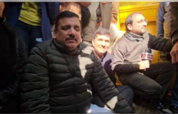 सीएम आवास दिखाने पहुंचे 'आप' नेताओं को पुलिस ने रोका, धरने पर बैठे 