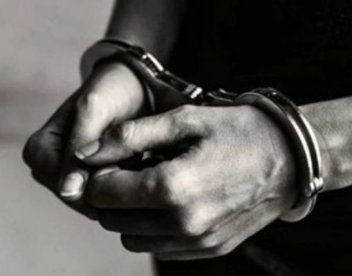 यूपी के काशी में पुलिस मुठभेड़ में एक बदमाश को दबोचा 