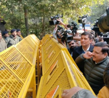 ‘शीश महल’ विवाद: आप नेता सौरभ भारद्वाज, संजय सिंह को मुख्यमंत्री आवास में जाने से रोका गया