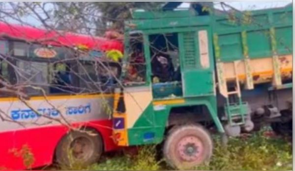 तमिलनाडु: ट्रक-बस के बीच जोरदार टक्कर, चार लोगों की मौत और 30 घायल 