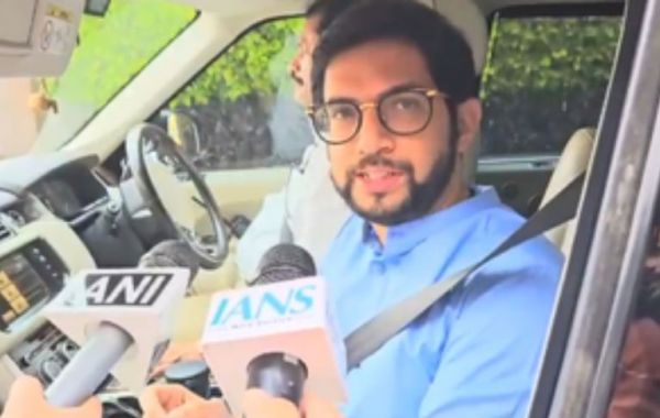 आदित्य ठाकरे ने सीएम देवेंद्र फडणवीस से मुलाकात की, कई अहम मुद्दों पर हुई चर्चा 