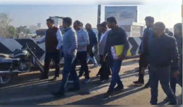 जबलपुर में 800 करोड़ की लागत के ब्रिज की ऊपरी परत पर दरार का अफसरों ने लिया जायजा 