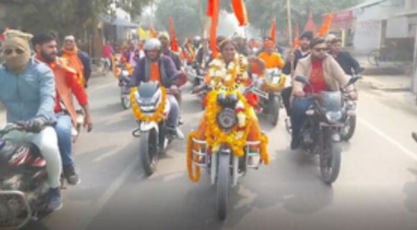 महाकुंभ 2025 : दो हजार किलोमीटर की अनोखी यात्रा पर बुलेट से निकलीं महंत 