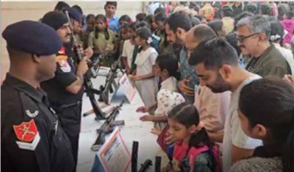 77वें आर्मी डे पर आयोजित प्रदर्शनी में युवाओं में दिखा उत्साह, सैन्य हथियारों की जानकारी ली 