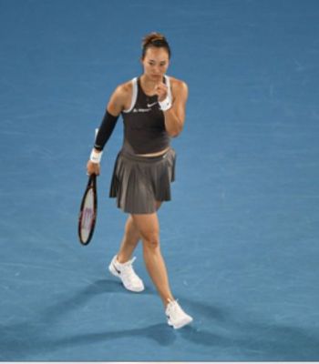 भारी बारिश के कारण बाहरी कोर्ट पर खेल स्थगित होने के बीच झेंग और मीरा ने पहले मैच में जीत दर्ज की 