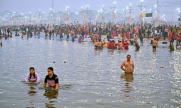 युवाओं और बुजुर्गों के साथ बच्चों में भी संगम स्नान को लेकर गजब का उत्साह 