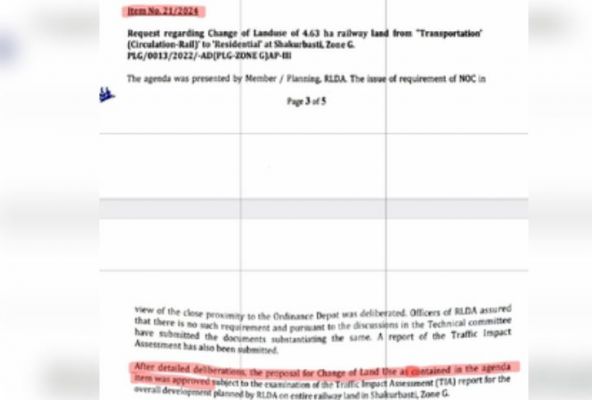 झुग्गी के लैंड यूज बदलने को लेकर बढ़ा विवाद, एलजी की सफाई के बाद 'आप' ने जारी किया पेपर 