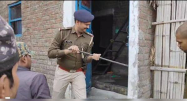 बिहार : मोतिहारी में 24 घंटे में 240 फरार आरोपियों के घर पहुंची पुलिस, चलाया कुर्की जब्ती अभियान 