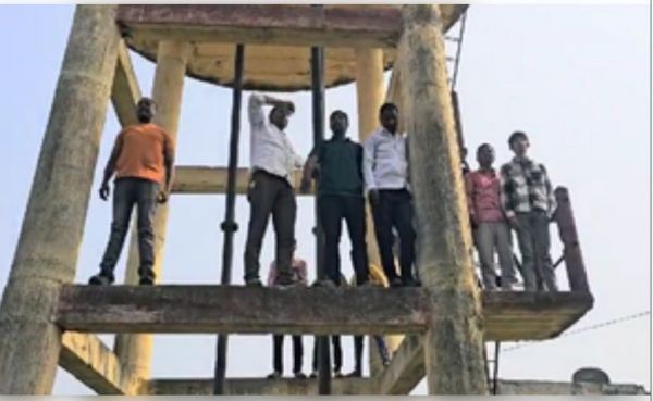 सरपंच संतोष देशमुख हत्याकांड: सभी आरोपियों की गिरफ्तारी को लेकर लोगों ने टंकी के ऊपर चढ़कर आंदोलन किया शुरू