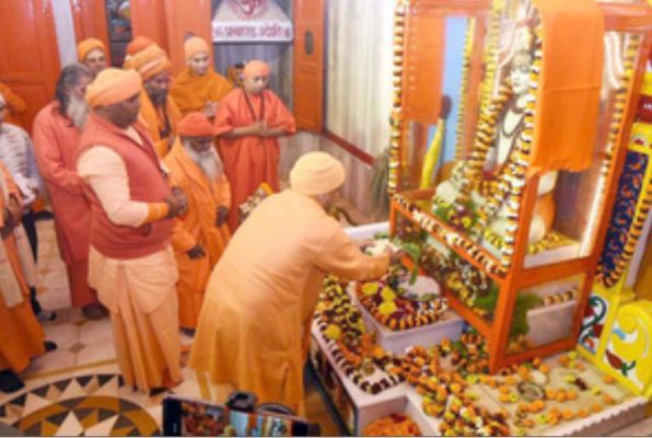 बाबा गोरखनाथ को खिचड़ी चढ़ाकर सीएम योगी ने की लोकमंगल की कामना