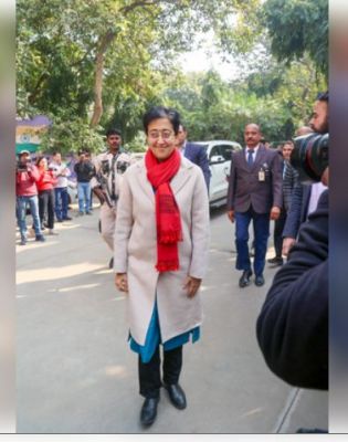 दिल्ली चुनाव : आतिशी ने नामांकन के बाद भाजपा और कांग्रेस पर बोला हमला, कहा- 'दोनों के बीच जुगलबंदी चल रही है' 