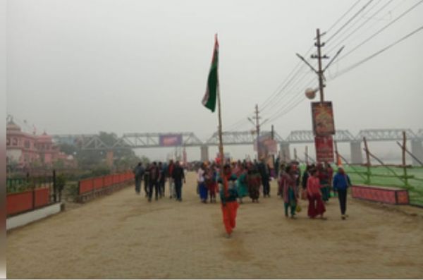 महाकुंभ 2025 : हाथों में तिरंगा थामे अमृत स्नान करने महाकुंभ पहुंचा झारखंड से आया जत्था 