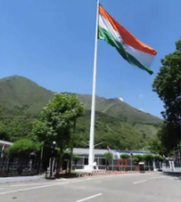 रक्षा मंत्री ने जम्मू में 108 फुट ऊंचा तिरंगा फहराया