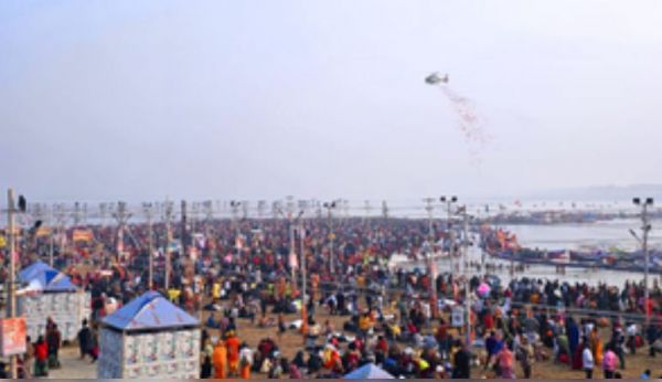 महाकुंभ 2025 : अमृत स्नान को लेकर श्रद्धालुओं पर हुई पुष्पवर्षा, लगे जयकारे 