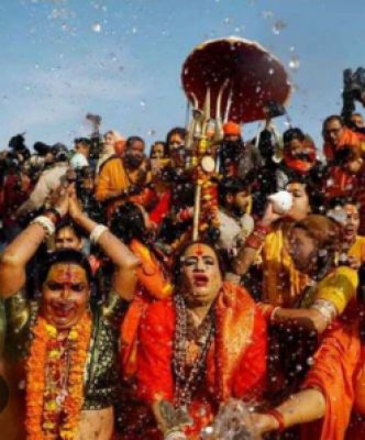 किन्नर अखाड़े ने समाज कल्याण की कामना कर किया अमृत स्नान