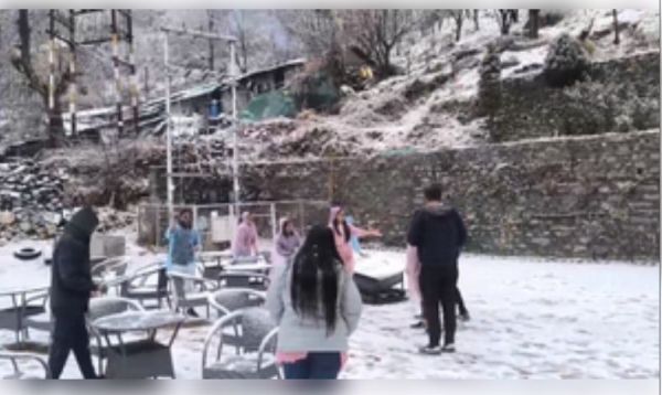 मनाली में बर्फबारी के बीच मस्ती करते नजर आए पर्यटक, पुलिस ने लाहौल आने वाले सैलानियों के लिए जारी की एडवाइजरी