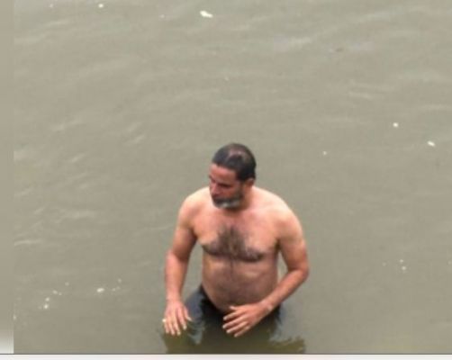 बिहार : जन सुराज के संस्थापक प्रशांत किशोर ने तोड़ा अनशन, गंगा में लगाई डुबकी 