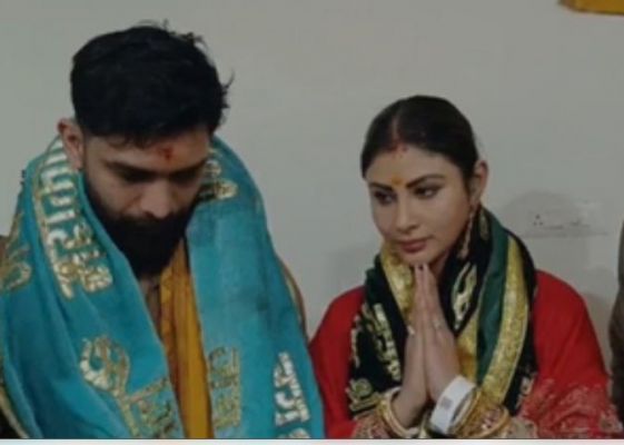 पति संग मौनी रॉय ने किए महाकाल के दर्शन, भस्म आरती में हुईं शामिल 