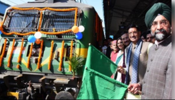 रांची से होकर जाएंगी 38 कुंभ स्पेशल ट्रेनें, पहली ट्रेन को रक्षा राज्य मंत्री ने दिखाई हरी झंडी